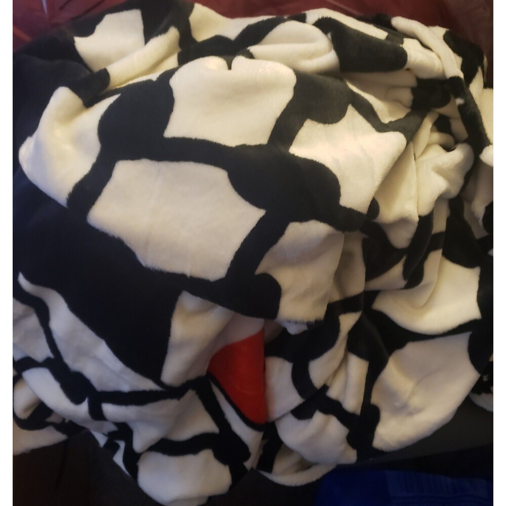 Black and White Geometric Pattern Rectangular Blanket for Bedroom Decor
